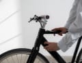 Die Züge verlaufen aufgeräumt im Rahmen. Der 360 Wh-Akku im Unterrohr ist entnehmbar. Die Motor-Steuerung erfolgt über einen Knopf im Oberrohr.