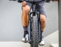 Um Schmerzen beim Pedalieren zu verhindern, sollte das Knie senkrecht über dem Pedal oder den Zehen stehen.