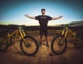 Zwei Bikes, ein Rider: Clemens mit seinen Rampage-Boliden. Wie wichtig ein Ersatzbike sein sollte, zeigte sich bald.