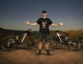 Rampage-Bausatz: zwei Bikes (Propain Rage im Custom Aufbau), ein Mann (Typ: Superhero mit XXL cojones und „Yes I can“-Attitude).