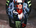 Auch der Helm in der passenden Lackierung: I’ll be Back. Seit kurzem wird Kaudela von Monster Energy gesponsort.