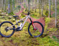 Das neue Clutch besitzt einen Alu-Rahmen mit 160 Millimeter Federweg am Heck, 170 Millimeter an der Gabel und rollt auf Mullet-Laufrädern – den Fakten nach also ein erwachsenes E-Enduro.