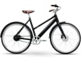 Den Modellen sieht man nicht auf den ersten Blick an, dass es sich um E-Bikes handelt. Der Bafang-Motor arbeitet in der Hinterradnabe. Der 360Wh Akku verbirgt sich im Unterrohr. Das neue Modell O2 gibt es neben der klassischen Diamantrahmen-Variante auch mit tieferem Einstieg.