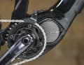 Shimano EP8: Der Vorgänger des EP801 liegt in Sachen Spitzenleis­tung hinter dem Shimano-Primus. An Drehmoment mangelt es ihm nicht. Bei niedriger Kadenz zieht das Aggregat kraftvoll gen Gipfel. Im Trail überzeugt er mit natürlichem Fahrgefühl, in steilen Sektionen, bei hohen Kadenzen, fehlt ihm aber etwas der Punch. Der EP8 im Conway ist quasi ein Auslaufmodell - auch ein Grund für die Preisreduktion des Bikes.