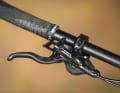 Deore BL-MT4100 heißt die Kennung der günstigen Shimano-Bremshebel. Die Bremskraft der Vierkolbenstopper ist okay, aber die Hebel fallen lang aus und sind ergonomisch für den Einfingereinsatz weniger angenehm.