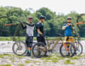 Teamwork: Damit das Dauertestbike von Conway ordentlich Kilometer bekommt, nimmt sich das Kernteam von EMTB der Sache an. Von links: EMTB-Chefredakteur Josh Welz, Testleiter Florentin Vesenbeckh und Redakteur Adrian Kaether.