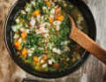 Heraus kommen einfache aber energiespendende Gerichte, wie diese Gemüsesuppe mit Weizenkörnern und Pancetta.