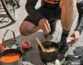 Alles wird zubereitet auf Campingkochern und serviert in Campinggeschirr.
