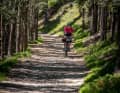 Aber auch solche eher klassischen Gravelwege baut die Autorin in ihre Alpenüberquerung ein.