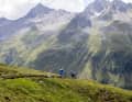 Nimmt man zum Beispiel die Jakobshornbahn, steht man schon am Eingang des Alps Epic Trails und hat damit eine 40 Kilometer lange Supertour vor der Gabel.
