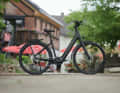 Das Cube Kathmandu SLX 400X als Tiefeinsteiger in  carbon‘n‘black.