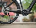 Die Kurbelgarnitur des E-Bikes ist speziell für eine effiziente Kraftübertragung und Langlebigkeit ausgelegt. Die Shimano-Schaltung sorgt zusammen mit dem Bosch SX Motor für ein reibungsloses und kraftvolles Fahrerlebnis.