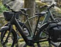 Der stabile Gepäckträger des Cube Kathmandu Hybrid C:62 ist optimal für die Befestigung verschiedenster Taschen und Körbe ausgelegt. Mit robusten Befestigungspunkten und einer hohen Tragfähigkeit bietet er vielseitige Transportmöglichkeiten für den täglichen Pendelverkehr oder ausgedehnte Fahrradtouren.