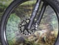 Maguras MT7 Bremsen greifen zuverlässig zu –  wenn sie in einwandfreiem Zustand sind. Leider war das bei unserem Testbike nicht der Fall, der Druckpunkt schwankte massiv. Ein Problem, das bei den Magura-Stoppern an diversen Testbikes überproportional häufig auftritt.