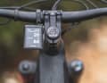 Das Kiox 300 Display ist bei vielen modernen E-MTBs Standard und zeigt eine Vielzahl von Informationen an.