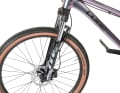 Die Manitou Circus Sport im Cube Dirtbike bietet immerhin eine funktionierende Zugstufenverstellung, welche die Ausfedergeschwindigkeit der Stahlfeder unter Kontrolle hält. Für Fahrer über 80 Kilo ist die Dämpfung zu schwach.