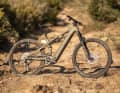 Cube Stereo Hybrid One44 TM: 24,1 kg / 150/140 mm / 29" / 5999 Euro / Carbon/Alu.
