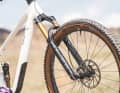 130 Millimeter Federweg auf 34er-Standrohren - dieser bewährten Kombi bedient sich auch die Konkurrenz von Specialized. Last und Scor setzten zwar auch das 34er-Chassis, bieten jedoch 140 Millimeter Federweg.