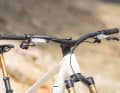 Die Kröpfung der Lenker-Vorbau- Einheit aus Carbon gefiel allen Testern auf Anhieb. Dennoch würden wir ein klassisches Cockpit mit der Option auf Fein­tuning bevorzugen.