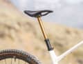 Die Fox Transfer  Factory bietet 170 Millimeter Hub und viel Beinfreiheit im Downhill.