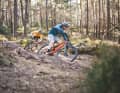 Viele Kilometer, viele Trails: Touren-Mountainbikes sind die Multitools unter den Bikes. Zwei heiße Kandidaten kommen von Canyon und Cube.