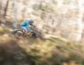 Wenig Federweg, wenig Gewicht: Kann das Downcountry-Fully von Cube damit auf Tour und Trail punkten?