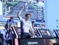 Weltmeister im virtuellen Radfahren: Jason Osborne recht die Faust zum Sieg. Das ist Rollentraining in seiner professionellsten Form.