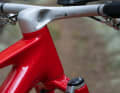Beide Besonderheiten in einem Bild: der 3D-gedruckte Lenker und das Rockshox Flight Attendant System, das Gabel und Dämpfer kontrolliert.