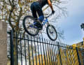 Eine der Schüsselszenen im Film "Inspired Bicycles": Stunts wie der Balanceakt auf dem Zaun waren 2009 eine Sensation.