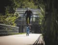 Der Typ ist witzig! Gerade die verspielten Tricks machen Dannys Clips so sehenswert. Hier hüpft der Schotte auf eins der Leihbikes des Adidas Compound und steuert im Doppeldecker weiter. Wir sind schon auf die Outtakes gespannt. Denn der Trick hat sicher nicht beim ersten Mal geklappt.