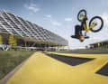 Frontflips in Folge: Danny rollt über die Dreisprung-Matte und überschlägt sich nach vorne. Farblich passend: Matte und Santa Cruz Bike.