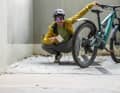 Dreamteam? Tester Laurin Lehner mit seinem Dauertest-Bike Specialized Levo SL in der Alu-Variante. In der Hand die Lösung für die zickige Sram-Code-Bremse.