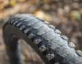  Abgefahren: Die Maxxis-Reifen wurden konsequent durchgefahren. Das Profil in der Mitte ist vorne wie hinten wegradiert. Sind sichere Trail-Fahrten damit noch möglich? „Definitiv, die seitlichen Stollen halten bei Kurvenfahrten. Erstaunlich, wie gut sich die Reifen in dem Zustand noch fahren“, sagt Tester Laurin. 