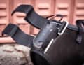 Das Holster passt mit seinem TPU-Abstandshalter an alle Stützen-Maße