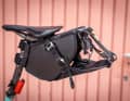 Die Satteltasche der Eigenmarke Rockrider besteht aus einem robusten Holster, das den Packbeutel aufnimmt und zum Beladen am Bike bleiben kann