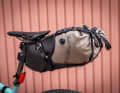 Das Decathlon-Sortiment bietet eine unfassbare Fülle an Outdoor-Equipment. Seit Kurzem auch Bikepacking-Taschen. Ob die preiswerten Satteltasche mit der erfahrenen Konkurrenz mithalten kann?