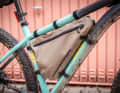 Decathlon hat den Bikepacking-Trend für sich entdeckt und stattet Abenteuerlustige mit einer robusten Rahmentasche in verschiedenen Größen aus