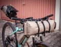 Decathlon stellt sich im Fahrradsektor immer breiter auf. Jetzt gibt es unter der Eigenmarke Rockrider eine spannende Lenkertasche für Bikepacker zum Schnäppchenpreis