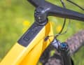 Auch das ins Oberrohr eingelassene Display überzeugt. Gut ablesbar und mit den entscheidenden Informationen bestückt. Die Kabel unter dem Display klackerten am Test-Bike aber extrem.