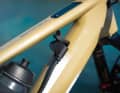 Der Range-Extender wird mittels Kabel im Ladeport des E-Bikes angesteckt.