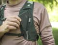 Selbst große Smartphones passen in die Staufächer an der Brust