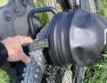 An diesem Riemen entriegelt man das Quicklock-System und kann den Packsack entweder abnehmen oder drehen und anders positionieren.