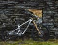 Das Atherton Bikes S.200 ist ein Downhiller mit Alu-Rahmen.