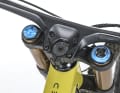 Kohle-Cockpit: Die Schweizer statten ihr Großkaliber mit der futuristischen Carbon-Lenker-Vorbau-Einheit aus. Der Lenkwinkel lässt sich durch einen mitgelieferten zweiten Steuersatz variieren.