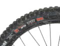 Auch am Hinterrad kommt ein Maxxis Assegai zum Einsatz.