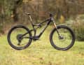 Leicht, schlank und schick: Optisch erinnert das Amflow an ein Light E-MTB eines gewissen US-Riesen und hat doch 800 Wh im Unterrohr und eine Wahnsinns-Power an Bord.