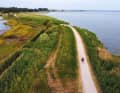 Unterwegs auf dem Ostseeküsten-Radweg durch die typische Boddenlandschaft.