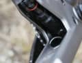 Da ist das Ding: Im Bauch des Berria Mako verbirgt sich ein Rockshox SID luxe Ultimate Dämpfer. Zum Setup ist das Federbein durch die schmale Öffnung kaum zu erreichen. An unserem Testbike waren die Kanten leider nicht ganz sauber lackiert.