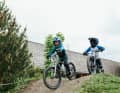 In vielen Kindern stecken schon ernst zu nehmende Mountainbiker. Die neuesten 24-Zoll-Mountainbikes zeigen: Ihr Material muss dem der Erwachsenen heute in Nichts mehr nachstehen.