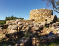 Der Hauptturm oder Mastio der Nuraghe La Prisgiona südlich von Arzachena. Die noch nicht vollständig ausgegrabene, eindrucksvolle Anlage besteht aus mehr als 90 Bauten